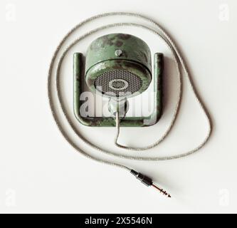 Un microphone de bureau ancien vintage sur un arrière-plan blanc isolé - rendu 3D Banque D'Images