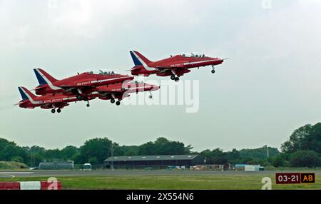 L'équipe Red Arrows Display, au départ de Biggin Hill, après leur exposition, à la Foire internationale de l'Air de 2010. Banque D'Images