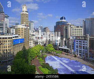 Shanghai, Chine - 3 mai 2024 ; Nanjing Road skyline et rue commerçante piétonne qui s'étend du Bund au Parc du peuple. Banque D'Images