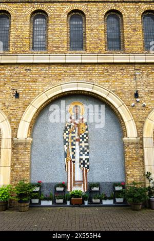 Londres, Royaume-Uni - 29 avril 2024 : mosaïque de Saint Sava devant l'église orthodoxe serbe à Londres, Lancaster Road Banque D'Images