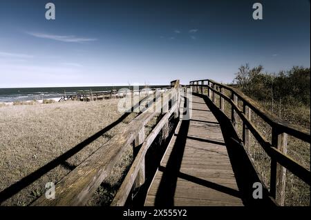 Le nouveau sentier en bois de Punta Marina terme me rappelle les îles Baléares Banque D'Images