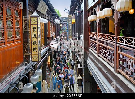 Shanghai, Chine - 03 mai 2024 ; marché touristique traditionnel animé de Yuyuan le jour de la fête du travail, Shanghai, Chine Banque D'Images