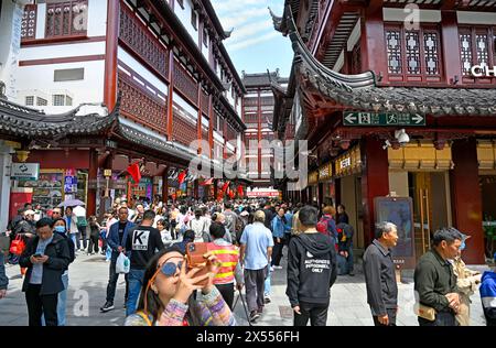 Shanghai, Chine - 03 mai 2024 ; marché touristique traditionnel animé de Yuyuan le jour de la fête du travail, Shanghai, Chine Banque D'Images