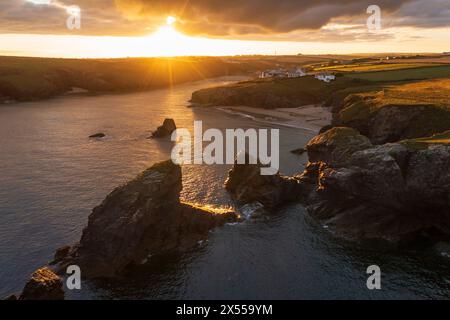 Lever de soleil d'été sur la baie de Porthcothan sur la côte nord de Cornwall, Angleterre. Banque D'Images