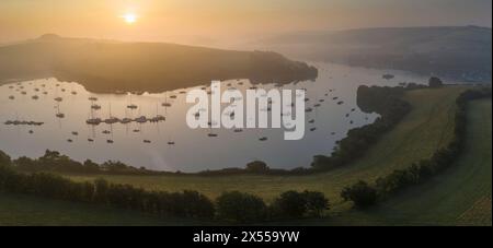 Lever du soleil sur l'estuaire de Kingsbridge, Salcombe, Devon, Angleterre. Automne (septembre) 2021. Banque D'Images