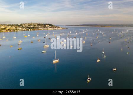 Vue aérienne des bateaux sur l'estuaire de Torridge regardant vers Appledore, Devon, Angleterre. Automne (septembre) 2021. Banque D'Images