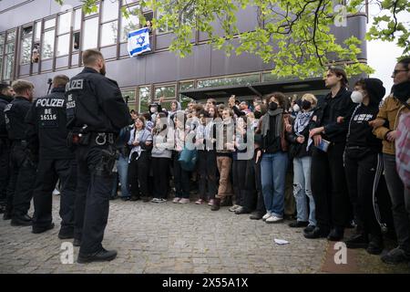 Berlin, Allemagne. 07 mai 2024. Des manifestants se tiennent devant des policiers à l'extérieur du camp lors d'une manifestation pro-palestinienne organisée par le groupe « Student Coalition Berlin » dans la cour du théâtre de Freie Universität Berlin. Les participants ont occupé la place avec des tentes mardi matin. Crédit : Sebastian Christoph Gollnow/dpa/Alamy Live News Banque D'Images