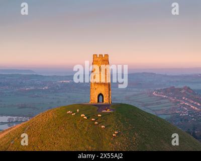 Tour St Michael sur Glastonbury Tor à l'aube, Glastonbury, Somerset, Angleterre. Hiver (février) 2024. Banque D'Images