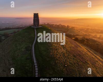 Tour St Michael sur Glastonbury Tor à l'aube, Glastonbury, Somerset, Angleterre. Hiver (février) 2024. Banque D'Images