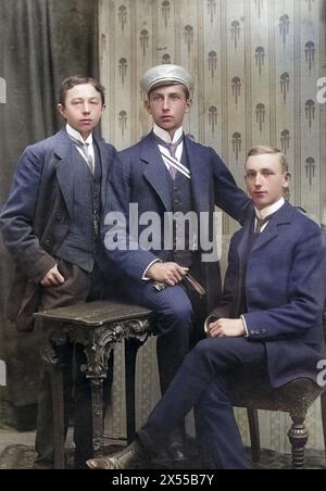 Personnes, hommes, portrait / mi-longueur 1910s, trois jeunes hommes, Bamberg, 1911, DROITS-SUPPLÉMENTAIRES-AUTORISATION-INFO-NON-DISPONIBLE Banque D'Images