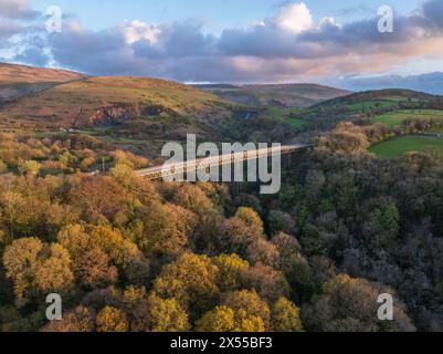 Vue aérienne du viaduc de Meldon dans le parc national de Dartmoor, Okehampton, Devon, Angleterre. Printemps (avril) 2024. Banque D'Images