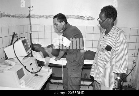 Somalie, Belet Huen, 18.12.1993 Archiv. : 45-20-34 Bundeswehr-Kontigent in Somalia Foto : deutscher Arzt untersucht einen somalischen Patienten fuer Ihr Archiv *** Somalie, Belet Huen, 18 12 1993 Archive 45 20 34 Bundeswehr contingent in Somalia photo Doctor allemand examinant un patient somalien pour vos archives Banque D'Images