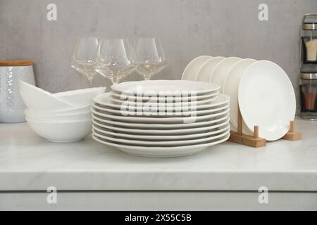 Nettoyez les assiettes, les bols et les verres sur la table en marbre blanc Banque D'Images