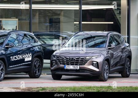 OSTRAVA, RÉPUBLIQUE TCHÈQUE - 19 DÉCEMBRE 2023 : deux voitures hybrides Hyundai Tucson chez un concessionnaire en République tchèque Banque D'Images