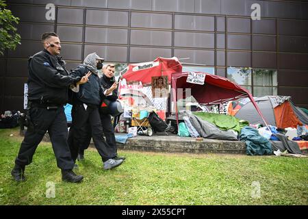 Berlin, Allemagne. 07 mai 2024. Des policiers emmènent un manifestant lors d'une manifestation pro-palestinienne du groupe "Student Coalition Berlin" dans la cour du théâtre de Freie Universität Berlin. Des militants pro-palestiniens ont occupé mardi une cour de l'Université libre de Berlin. Crédit : Sebastian Christoph Gollnow/dpa/Alamy Live News Banque D'Images