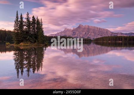 Ciel de l'aube au-dessus du mont Rundle, reflété dans deux Jack Lake dans les Rocheuses canadiennes, parc national Banff, Alberta, Canada. Banque D'Images