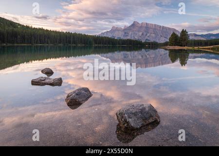 Le mont Rundle reflété dans le miroir les eaux calmes du lac Two Jack dans les Rocheuses canadiennes, parc national Banff, Alberta, Canada. Banque D'Images