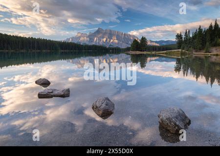 Le mont Rundle reflété dans le miroir les eaux calmes du lac Two Jack dans les Rocheuses canadiennes, parc national Banff, Alberta, Canada. Banque D'Images