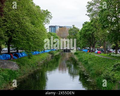 Un camp de fortune de tentes de demandeurs d'asile sur le Grand canal dans la ville de Dublin, en Irlande. Banque D'Images