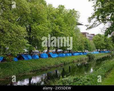 Un camp de fortune de tentes de demandeurs d'asile sur le Grand canal dans la ville de Dublin, en Irlande. Banque D'Images