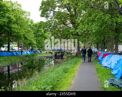 Un camp de fortune de tentes de demandeurs d'asile sur le Grand canal dans la ville de Dublin, en Irlande. Banque D'Images