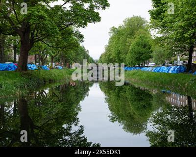 Un camp de fortune de tentes de demandeurs d'asile sur le Grand canal dans la ville de Dublin, en Irlande. Banque D'Images