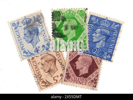 Montage de timbres-poste du roi George VI de Grande-Bretagne sur fond blanc. Banque D'Images