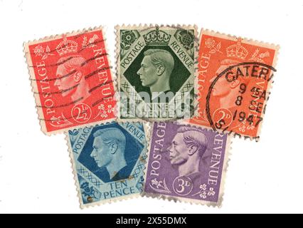 Montage de timbres-poste du roi George VI de Grande-Bretagne sur fond blanc. Banque D'Images