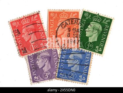 Montage de timbres-poste du roi George VI de Grande-Bretagne sur fond blanc. Banque D'Images