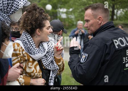 Berlin, Allemagne. 07 mai 2024. Une femme discute avec un policier lors d'une manifestation pro-palestinienne du groupe "Student Coalition Berlin" dans la cour du théâtre de Freie Universität Berlin. Des militants pro-palestiniens ont occupé mardi une cour de l'Université libre de Berlin. Crédit : Sebastian Christoph Gollnow/dpa/Alamy Live News Banque D'Images