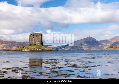 Château Stalker sur un îlot de marée sur le Loch Laich près de Port Appin, en Écosse. Printemps (mars) 2024. Banque D'Images