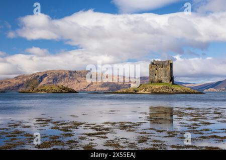 Château Stalker sur un îlot de marée sur le Loch Laich près de Port Appin, en Écosse. Printemps (mars) 2024. Banque D'Images