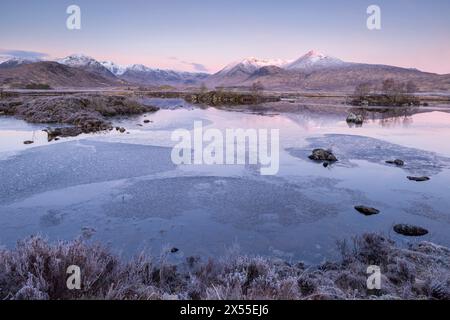 Lochan na h-achlaise à l'aube par un matin glacial, Rannoch Moor, Écosse. (Mars) 2024. Banque D'Images