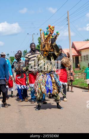 Otuo, État d'Edo Nigeria - 08/05/2024 - danse du masque cérémoniel, Egungun, vaudou, Afrique Banque D'Images