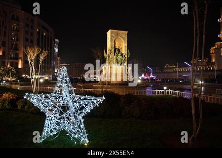 ISTANBUL, TURQUIE - 31 DÉCEMBRE 2023 : place Taksim avec décorations du nouvel an à Istanbul Banque D'Images