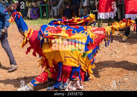 Otuo, État d'Edo Nigeria - 08/05/2024 - danse du masque cérémoniel, Egungun, vaudou, Afrique Banque D'Images