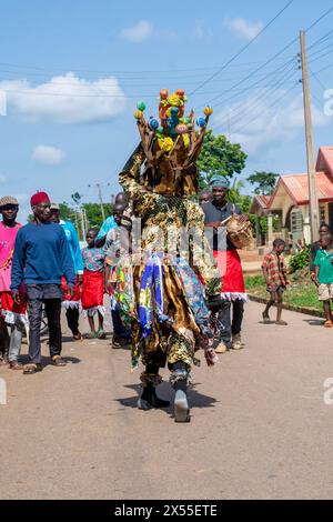 Otuo, État d'Edo Nigeria - 08/05/2024 - danse du masque cérémoniel, Egungun, vaudou, Afrique Banque D'Images