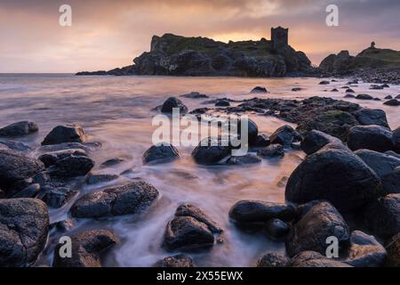 Château de Kinbane au lever du soleil sur la Causeway Coast du comté d'Antrim, Irlande du Nord. Printemps (mars) 2024. Banque D'Images