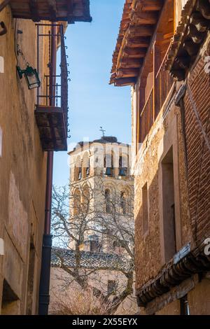 Tour de l'église d'une rue étroite. Pedraza, Province De Segovia, Castilla Leon, Espagne. Banque D'Images