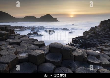 Coucher de soleil sur la chaussée des géants sur la côte de la chaussée, comté d'Antrim, Irlande du Nord. Printemps (mars) 2024 Banque D'Images