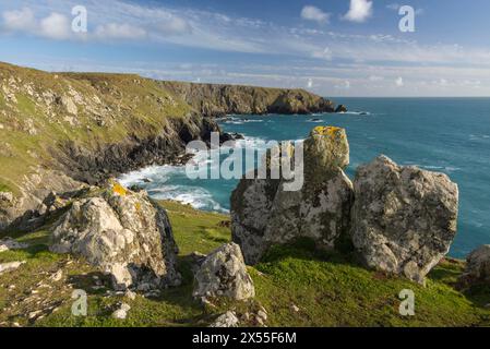 Paysage côtier spectaculaire à Ogo-Dour Cove sur la péninsule de Lizard, Cornouailles, Angleterre. Printemps (avril) 2024. Banque D'Images