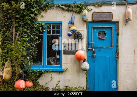 Cabane de pêche dans le village côtier de Cadgwith sur la péninsule de Lizard, Cornouailles, Angleterre. Printemps (avril) 2024. Banque D'Images