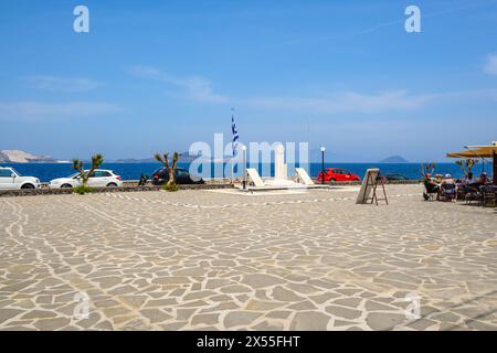 Place avec vue sur la mer dans le village Mandraki sur l'île de Nisyros. Grèce Banque D'Images