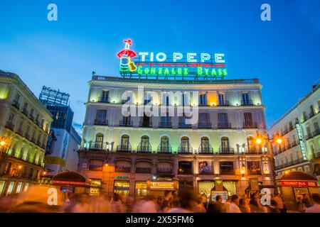 Tio Pepe en néon sur son nouvel emplacement, vision de nuit. La Puerta del Sol, Madrid, Espagne. Banque D'Images