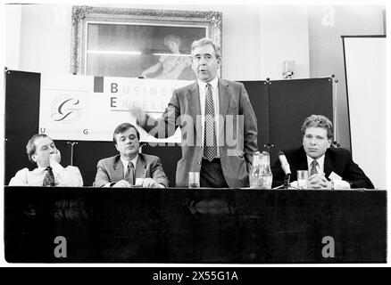 DAFYDD WIGLEY, PLAID CYMRU, 1995 : le leader de plaid Cymru Dafydd Wigley est suivi par Ron Davies, Glyn Mathias et Cllr d Edwards lors d'un panel politique public sur le développement régional organisé par l'université. Les politiciens gallois se réunissent pour une conférence sur le développement à l'Université de Glamorgan à Treforest, pays de Galles, Royaume-Uni le 5 juin 1995. Photo : Rob Watkins. INFO : Dafydd Wigley, un éminent politicien gallois, a été le chef de Plaid Cymru de 1981 à 1984 et de nouveau de 1991 à 2000. Connu pour son plaidoyer passionné pour l'indépendance galloise, il a joué un rôle central dans l'élaboration de la politique galloise. Banque D'Images