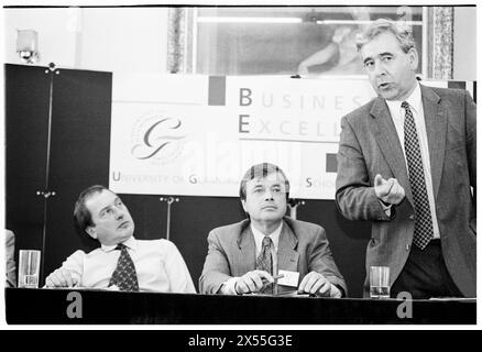 DAFYDD WIGLEY, PLAID CYMRU, 1995 : le leader de plaid Cymru Dafydd Wigley est suivi par Ron Davies et Glyn Mathias lors d'un panel politique public sur le développement régional organisé par l'université. Les politiciens gallois se réunissent pour une conférence sur le développement à l'Université de Glamorgan à Treforest, pays de Galles, Royaume-Uni le 5 juin 1995. Photo : Rob Watkins. INFO : Dafydd Wigley, un éminent politicien gallois, a été le chef de Plaid Cymru de 1981 à 1984 et de nouveau de 1991 à 2000. Connu pour son plaidoyer passionné pour l'indépendance galloise, il a joué un rôle central dans l'élaboration de la politique galloise. Banque D'Images