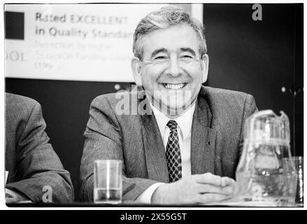 DAFYDD WIGLEY, PLAID CYMRU, 1995 : le leader de plaid Cymru Dafydd Wigley lors d'un panel politique public sur le développement régional organisé par l'université. Les politiciens gallois se réunissent pour une conférence sur le développement à l'Université de Glamorgan à Treforest, pays de Galles, Royaume-Uni le 5 juin 1995. Photo : Rob Watkins. INFO : Dafydd Wigley, un éminent politicien gallois, a été le chef de Plaid Cymru de 1981 à 1984 et de nouveau de 1991 à 2000. Connu pour son plaidoyer passionné pour l'indépendance galloise, il a joué un rôle central dans l'élaboration de la politique galloise. Banque D'Images