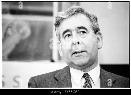 DAFYDD WIGLEY, PLAID CYMRU, 1995 : le leader de plaid Cymru Dafydd Wigley lors d'un panel politique public sur le développement régional organisé par l'université. Les politiciens gallois se réunissent pour une conférence sur le développement à l'Université de Glamorgan à Treforest, pays de Galles, Royaume-Uni le 5 juin 1995. Photo : Rob Watkins. INFO : Dafydd Wigley, un éminent politicien gallois, a été le chef de Plaid Cymru de 1981 à 1984 et de nouveau de 1991 à 2000. Connu pour son plaidoyer passionné pour l'indépendance galloise, il a joué un rôle central dans l'élaboration de la politique galloise. Banque D'Images