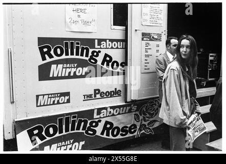 PARTI TRAVAILLISTE, ROLLING ROSE TOUR, 1997 : les travailleurs du parti et les membres du public se rassemblent pour regarder les discours du New Labour lors de la Rolling Rose Tour à St David's Hall à Cardiff, au pays de Galles, le 5 juillet 1995. Le Rolling Rose Tour est une série de décors conçus pour augmenter le nombre de membres du Parti travailliste alors qu'il est dans l'opposition. Photo : Rob Watkins. Banque D'Images