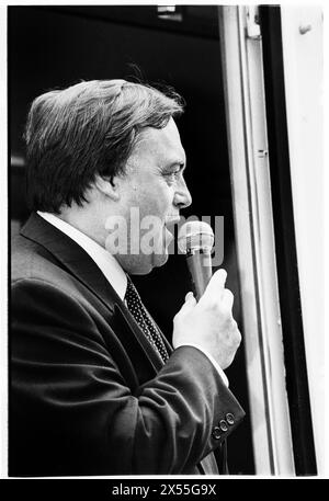 JOHN PRESCOTT, CHEF ADJOINT du PARTI TRAVAILLISTE, 1995 : le chef adjoint du parti travailliste John Pescott fait un discours passionné en faisant campagne pour le New Labour lors de la tournée Rolling Rose à St David's Hall à Cardiff, au pays de Galles, le 5 juillet 1995. Le Rolling Rose Tour est une série de décors conçus pour augmenter le nombre de membres du Parti travailliste alors qu'il est dans l'opposition. Photo : Rob Watkins. INFO : John Prescott, un homme politique britannique né à Prestatyn Wales en 1938, a été vice-premier ministre sous Tony Blair de 1997 à 2007. Figure éminente du Parti travailliste, il défend la justice sociale et les caus environnementaux Banque D'Images